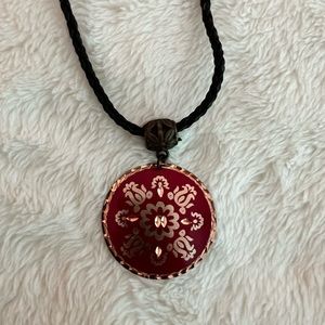 Metal disc pendant necklace